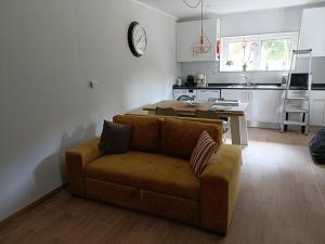 sala de estar con sofá y cocina en QUINTA VITAE, en Gradil