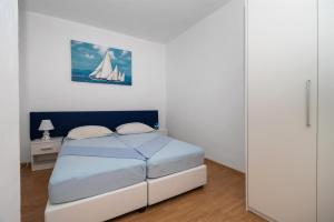 Postel nebo postele na pokoji v ubytování Apartments Anita Tribunj