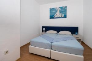 Postel nebo postele na pokoji v ubytování Apartments Anita Tribunj