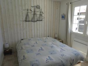 1 cama blanca en un dormitorio con ventana en Maison familiale Landaise pour 2 couples, enfants, en Azur