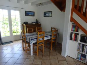 comedor con mesa y sillas en Maison familiale Landaise pour 2 couples, enfants, en Azur