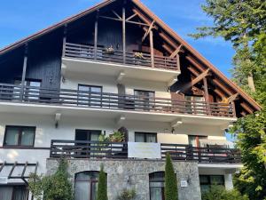 - un grand bâtiment blanc avec un grand balcon dans l'établissement Apartament Stanca Piticului, à Sinaia 21 autres photos