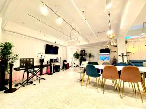 een woonkamer met een tafel en stoelen bij Namsan Forest in Myeongdong in Seoul +15 foto's