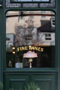 een glazen deur met een bord dat vuurwijn leest bij The Princess Royal, Nothing Hill in Londen