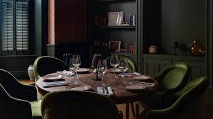 een eettafel met wijnglazen erop bij The Princess Royal, Nothing Hill in Londen