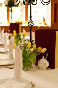 stół z żółtymi kwiatami w wazie w obiekcie Giszowiec Pokoje gościnne Przyjazna 9 w mieście Katowice