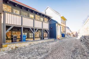 クヴェードリンブルクにあるFachwerkhaus auf dem Schlossbergの建物前の石畳