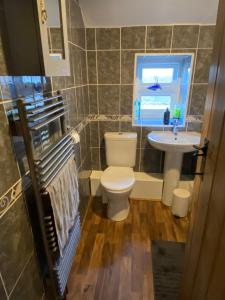 Koupelna v ubytování Cosy country cottage + 29 fotografií