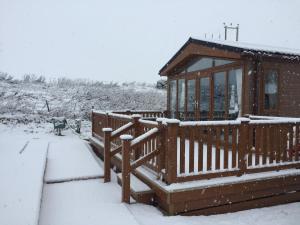 een prieel bedekt met sneeuw in een tuin bij The Southwick lodge in Morpeth
