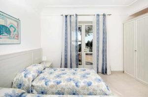 アナカプリにあるBeB Casa Romanoのベッドルーム1室(ベッド1台付)、窓(カーテン付)