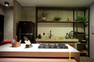 a kitchen with a stove and a counter top at Casa Nuvem Lotf House + Suíte in Alto Paraíso de Goiás