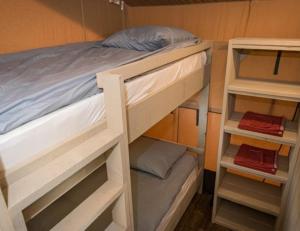 מיטה או מיטות קומותיים בחדר ב-Buiten aan de Baak