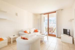 A television and/or entertainment centre at GARDA SAILS, Relax + Thermae