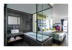 Postel nebo postele na pokoji v ubytování Platinum Suites