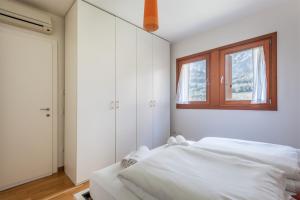 A bed or beds in a room at GARDA SAILS, Relax + Thermae
