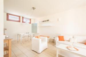 A seating area at GARDA SAILS, Relax + Thermae