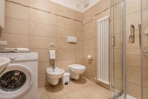 A bathroom at GARDA SAILS, Relax + Thermae Még 20 kép