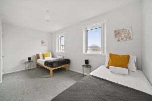 1 dormitorio blanco con 1 cama y 1 silla en BridgeCity Hidden Gem of Falkirk, Roughland house, en Carron