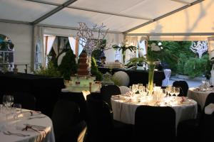 Reštaurácia alebo iné gastronomické zariadenie v ubytovaní Hotel Petrus