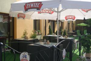 Reštaurácia alebo iné gastronomické zariadenie v ubytovaní Hotel Petrus