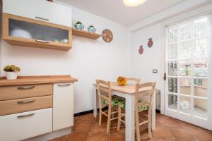 Una cocina con mesa y sillas y una ventana. en Memorie Saline, Terre Marine, en Vernazza 4 fotos más