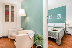 Un dormitorio con una cama, una silla y un espejo. en Memorie Saline, Terre Marine, en Vernazza