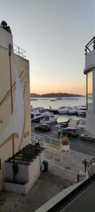 uma vista para uma marina com barcos num parque de estacionamento em Bel appartement sur le port du Brusc avec sa place de parking privative. em Six-Fours-les-Plages