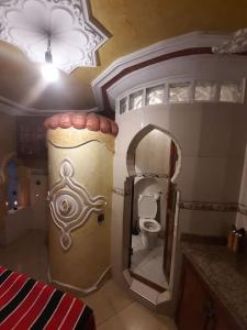 A bathroom at Dar lalla chafia 1