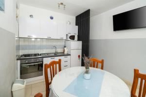 Kuchyň nebo kuchyňský kout v ubytování Apartments Anita Tribunj