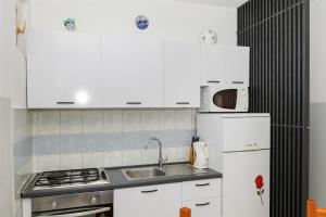 Kuchyň nebo kuchyňský kout v ubytování Apartments Anita Tribunj