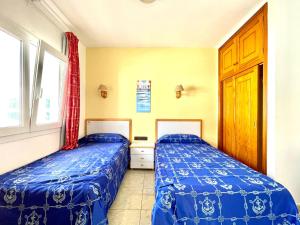 Apartamento de 1 dormitorio en primera linea de mar, Tamaduste, El Hierro في Tamaduste: غرفة نوم بسريرين ونافذة