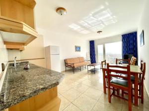 a kitchen and living room with a table and chairs at Apartamento de 1 dormitorio en primera linea de mar, Tamaduste, El Hierro in Tamaduste