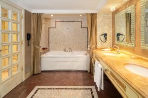 bagno con vasca e lavandino di Crowne Plaza Istanbul - Old City, an IHG Hotel a Istanbul