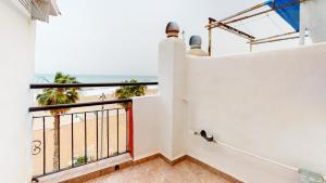 uma varanda com vista para a praia em Apartamento en primera linea de playa de Villajoyosa em Villajoyosa