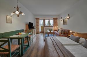 TV a/nebo společenská místnost v ubytování Lisi Family Hotel
