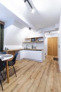 Kuchyňa alebo kuchynka v ubytovaní Apartament Koko Białka Tatrzańska