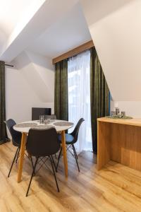 a dining room with a table and chairs at Apartament Koko Białka Tatrzańska in Białka Tatrzańska