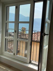 una ventana con vistas al océano en La Casa di Paola, en Lovere