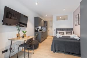 um quarto com uma cama e uma mesa em limehome Münster Von-Steuben-Str - Digital Access em Münster