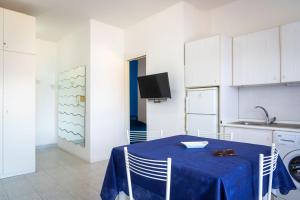 una cocina con mesa y mantel azul. en Appartamento Miramare, en Portoferraio