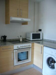 Una cocina o zona de cocina en Apartamentos Puerta Muralla