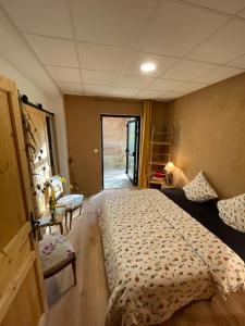 ein Schlafzimmer mit einem großen Bett und einem großen Fenster in der Unterkunft Double room on farm (La ferme du Tao) in Beaugies-sous-Bois