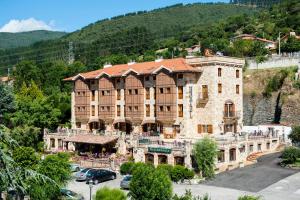 um grande edifício no topo de uma montanha em Hotel Infantado em Ojedo