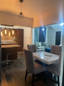 a living room with a table and a couch at Lovely and warming 3 bed in Morelia