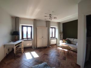 ein Wohnzimmer mit einem Sofa und einem Tisch in der Unterkunft Piazza Duomo casa vacanze in Sutri