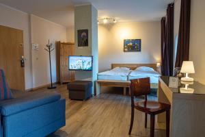 Un pat sau paturi într-o cameră la Hotel Birschel-Mühle