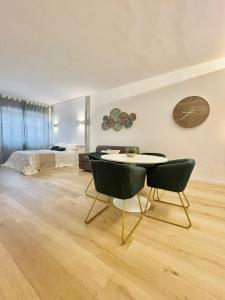 1 dormitorio con 1 cama, mesa y sillas en Barirooms - Picca 24, en Bari