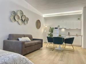 a living room with a couch and a table and a kitchen at Barirooms - Picca 24 in Bari