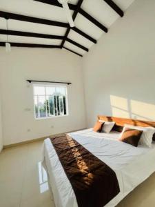 Un pat sau paturi într-o cameră la Breezy Brand-New Green Tops Villa