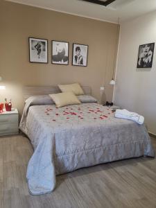 A bed or beds in a room at Amy Dreams